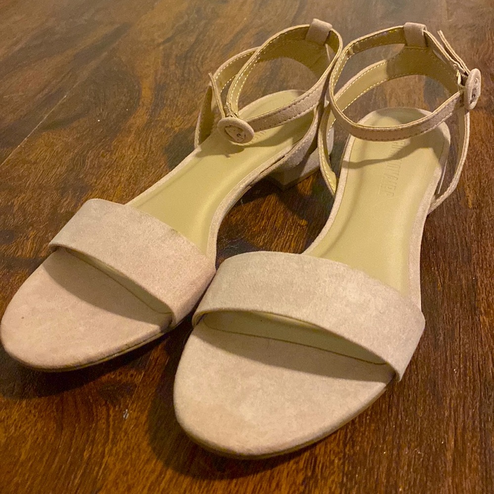 Size 10 cushionaire flats with ankle strap. Great condition!